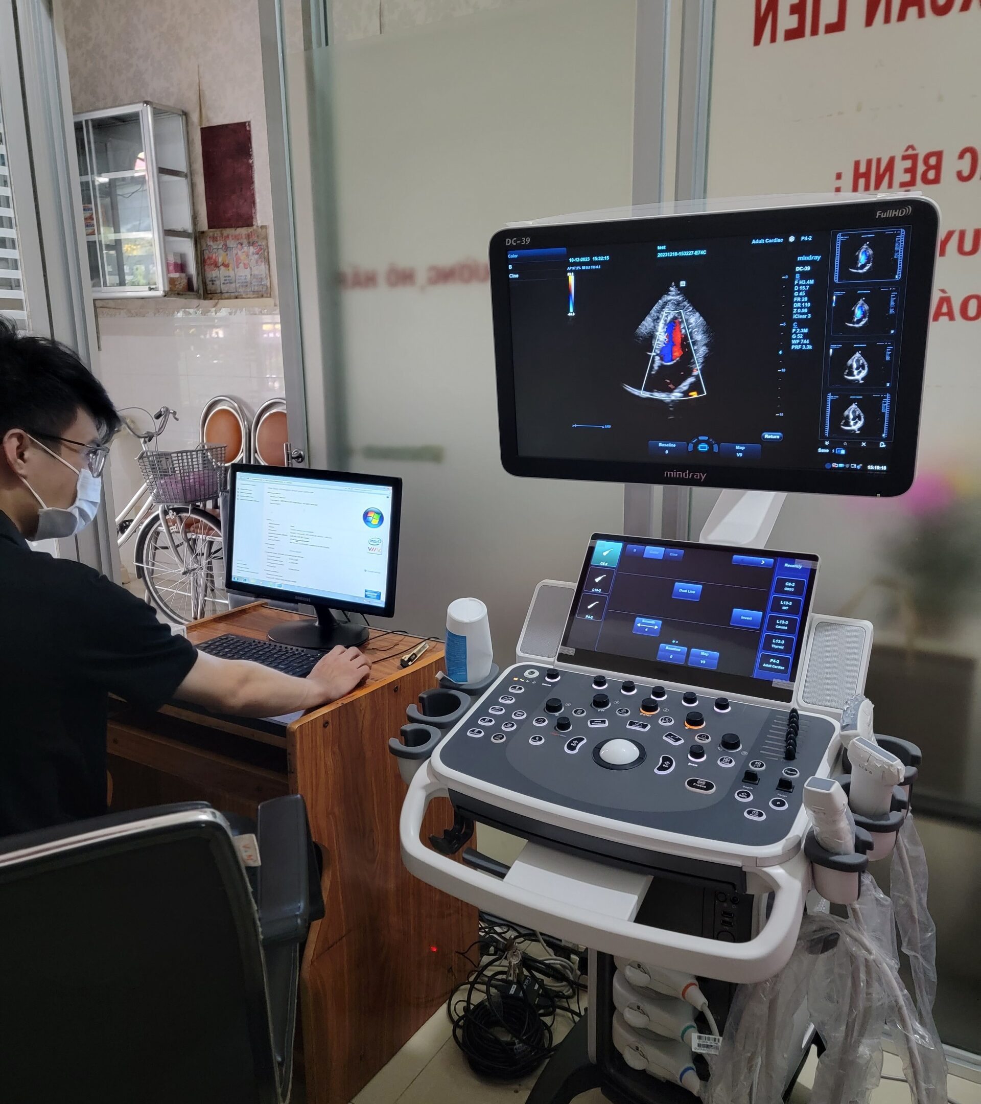 Hình ảnh máy siêu âm Mindray DC39 Full HD với màn hình cảm ứng 21.5 inch, thiết kế hiện đại và chuyên nghiệp.