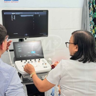 Hướng dẫn bác sĩ sử dụng máy siêu âm.