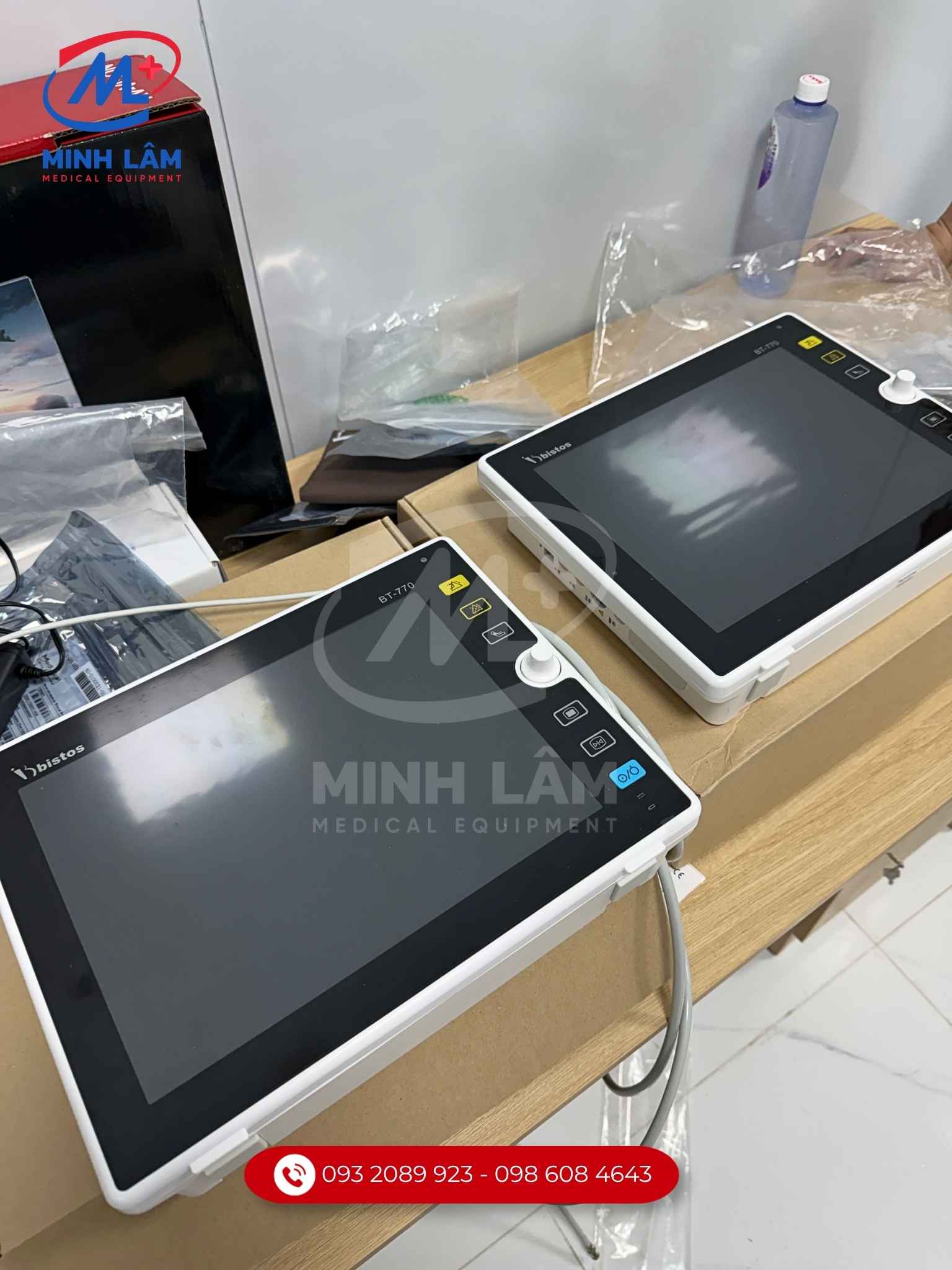 Bàn giao 2 máy monitor 5 thông số cho phòng khám.