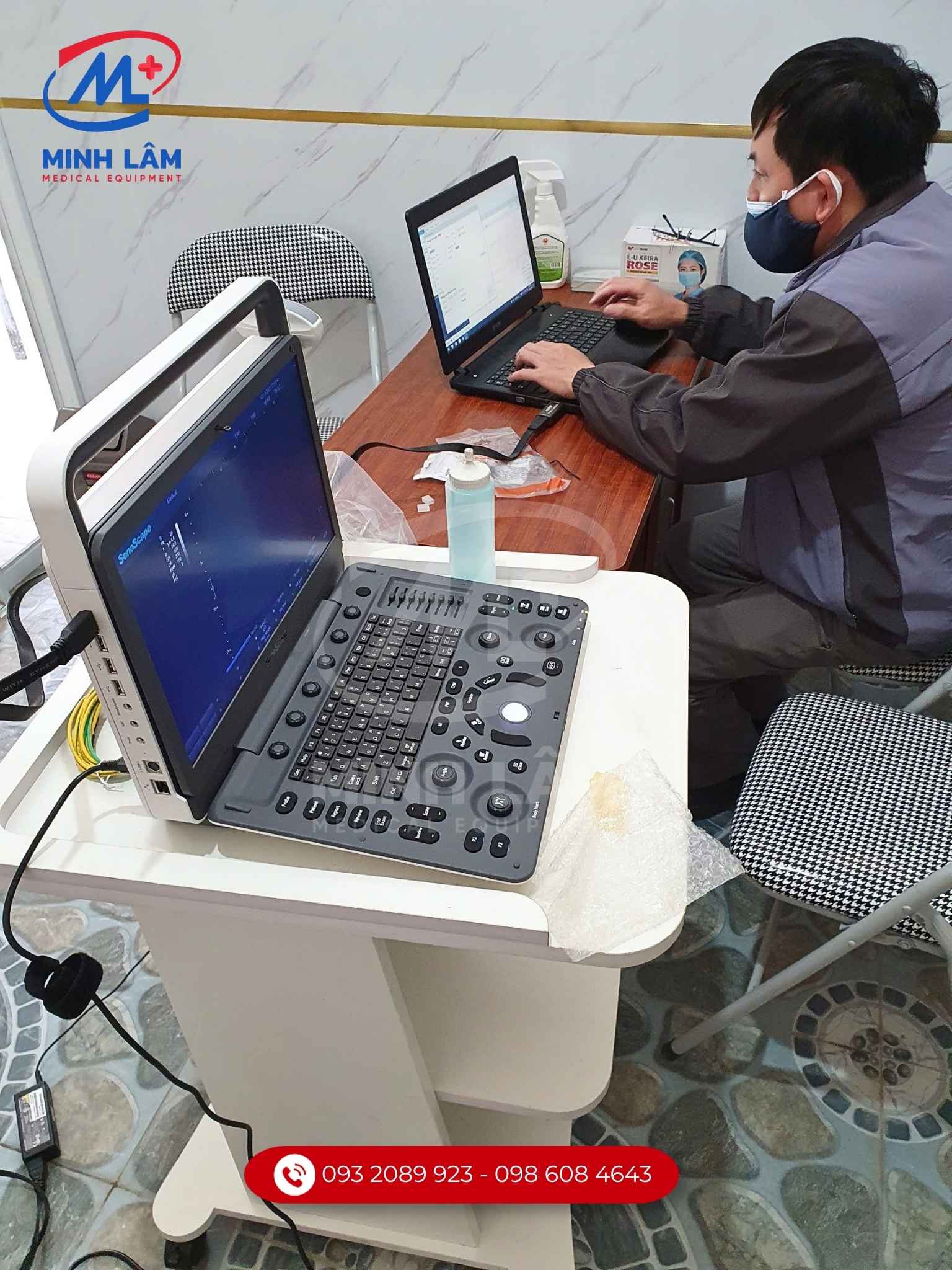 Bác sĩ sử dụng máy siêu âm tại phòng khám.