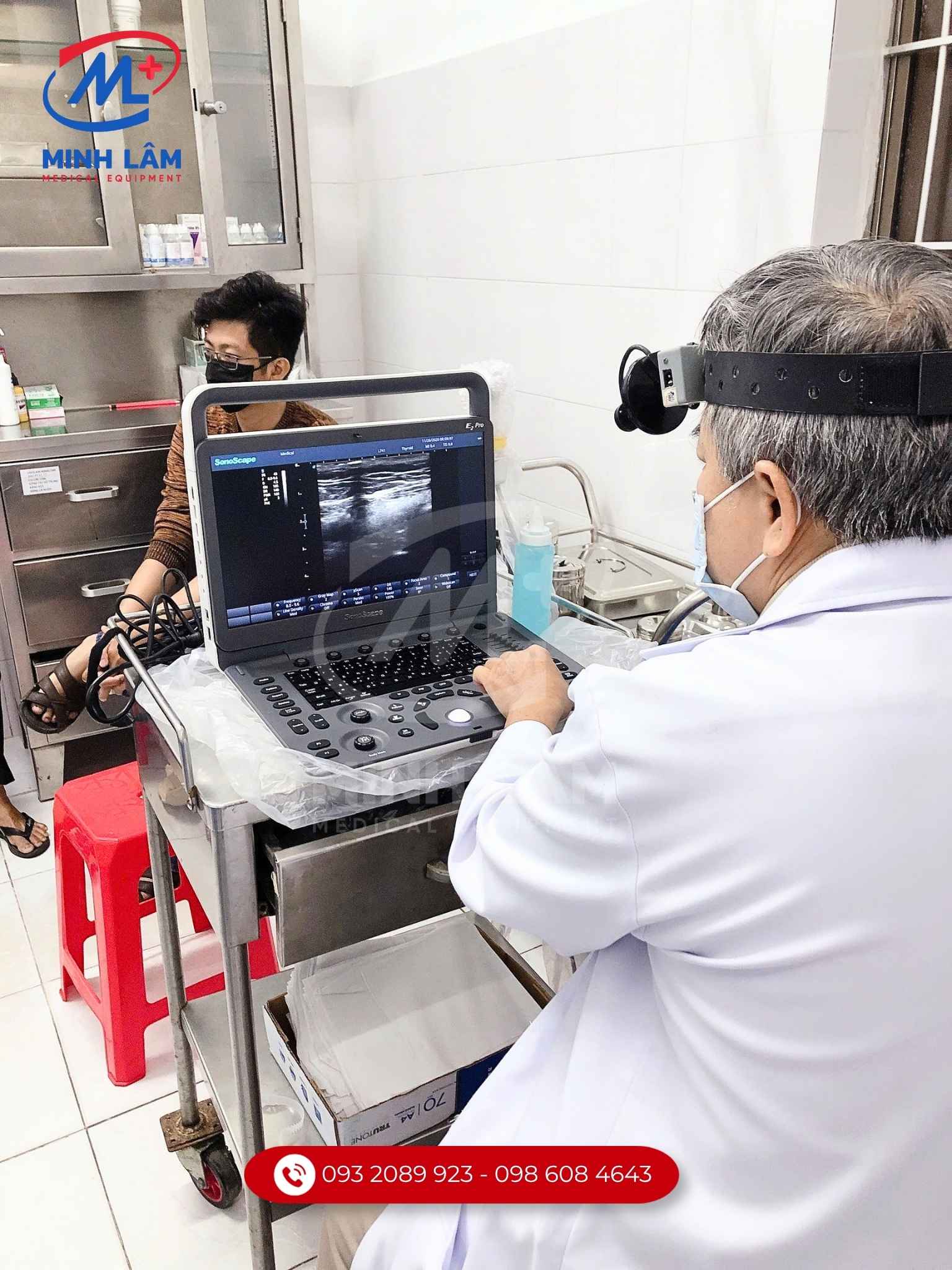 Bác sĩ sử dụng máy siêu âm Sonoscape E2Pro tại bệnh viện.